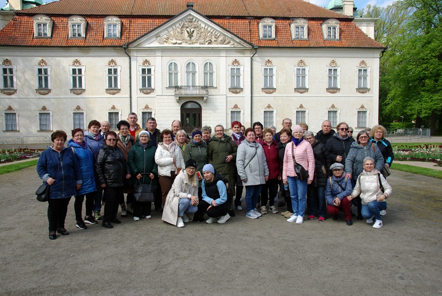 Wspólne zdjęcie uczestników wycieczki na tle pałacu w Nieborowie