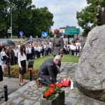 Dyrektor ZSP Strzałkowo składa wiązankę kwiatów przy pomniku