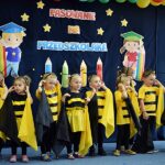 Dzieci z grupy Pszczółki w żółto-czarnych strojach podczas występu