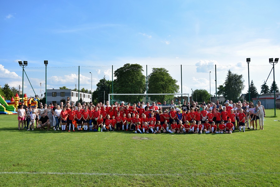 Wspólne zdjęcie wszystkich zawodników, organizatorów i rodziców na tle bramki