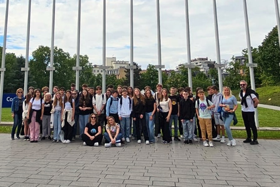 Wspólne zdjęcie grupy uczniów i nauczycielki