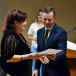 Wójt gminy gratuluje jednej z słuchaczek i wręcza jej dyplom