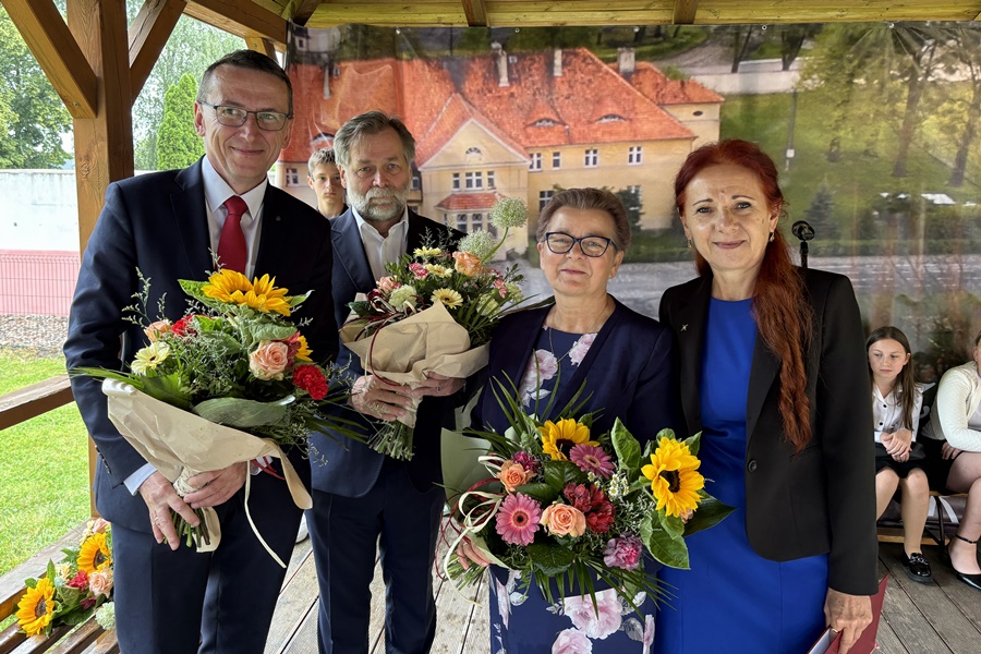 Wspólne zdjęcie trojga byłych dyrektorów szkoły z obecnie pełniącą obowiązki dyrektora. Wszyscy w rękach trzymają bukiety kwiatów