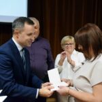 Wójt wręcza indeks jednej z nowych słuchaczek