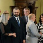 W kościele pary małżeńskie trzymając się za ręce odnawiają przysięgę małżeńską