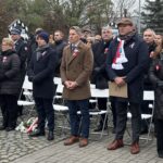 Uczestnicy uroczystości w Łężcu stoją. W pierwszym rzędzie, m.in. wójt, starosta i burmistrz