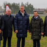 Wspólne zdjęcie wójta z prezesem i działaczami Wielkopolskiego Związku Piłki Nożnej