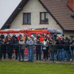 Kibice na trybunach oglądają mecz