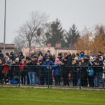 Kibice na trybunach oglądają mecz