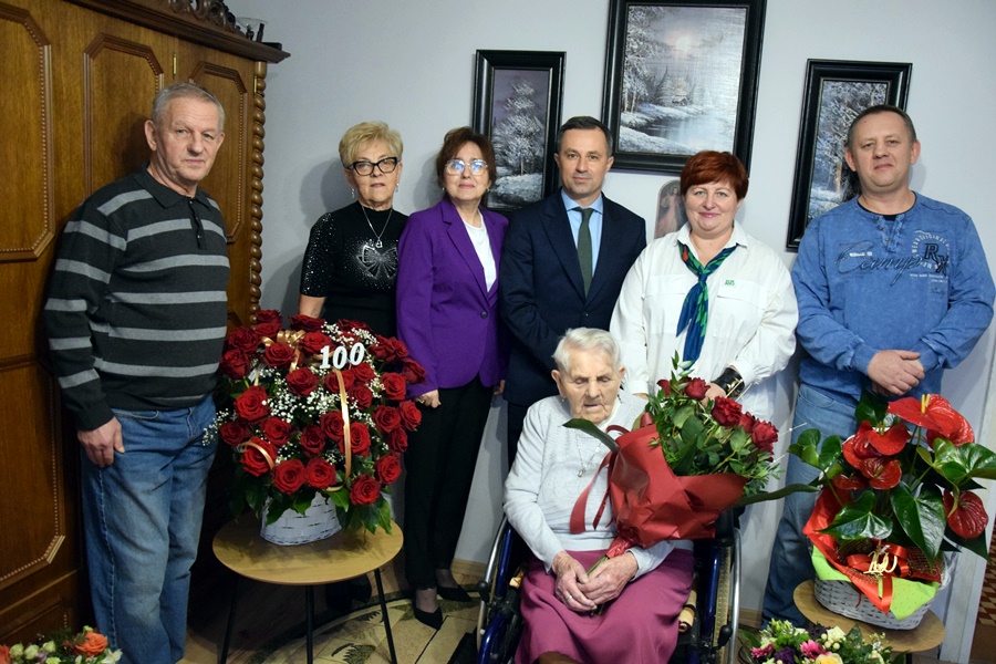 Wspólne zdjęcie jubilatki najbliższą rodziną oraz gośćmi - przedstawicielką ZUS i Samorządu Gminy