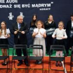 Dzieci wraz z nauczycielem podczas występu muzycznego