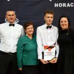 Wspólne zdjęcie stypendysty z ZSP Wólka z rodzicami i wychowawczynią