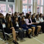 Stypendyści ZSP Strzałkowo siedzą na krzesłach w sali gimnastycznej