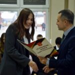 Wójt wręcza stypendystce z ZSP Strzałkowo teczkę z dyplomem