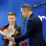 Wójt wręcza stypendyście z ZSP Strzałkowo dyplom w teczce