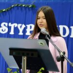 Przedstawicielka stypendystów z ZSP Strzałkowo przemawia przy mównicy