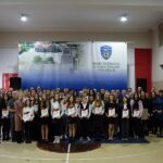 Wspólne zdjęcie stypendystów z ZSP Strzałkowo razem z rodzicami i gośćmi