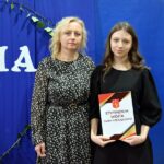Stypendystka pozuje do zdjęcia z mamą
