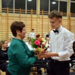 Stypendysta z ZSP Wólka wręcza bukiet kwiatów swojej wychowawczyni