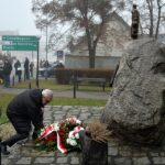 Dyrektor ZSP Strzałkowo składa wiązankę kwiatów przy pomniku