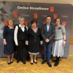 Wspólne zdjęcie zarządu stowarzyszenia z wójtem